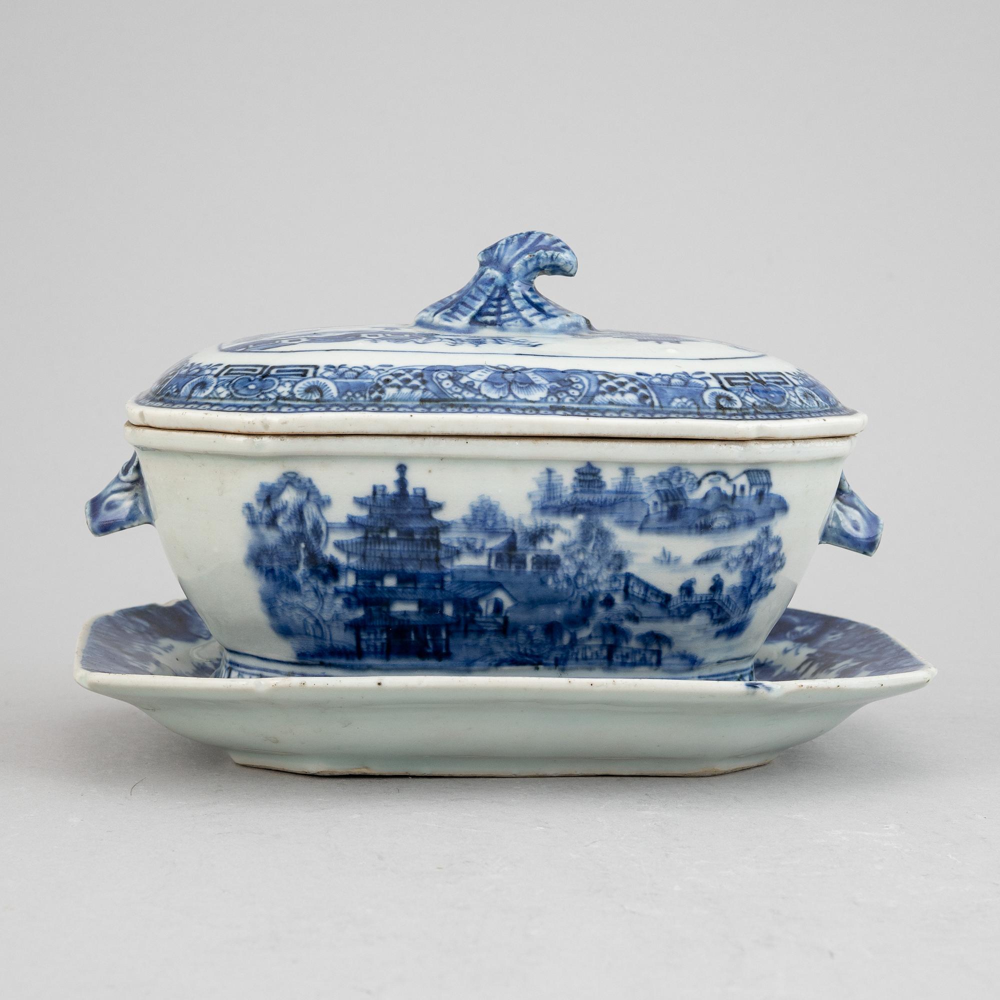 A Chinese blue and white porcelain butter terrine with lid and dish, Qing Dynasty, Qianlong (1736-1795).