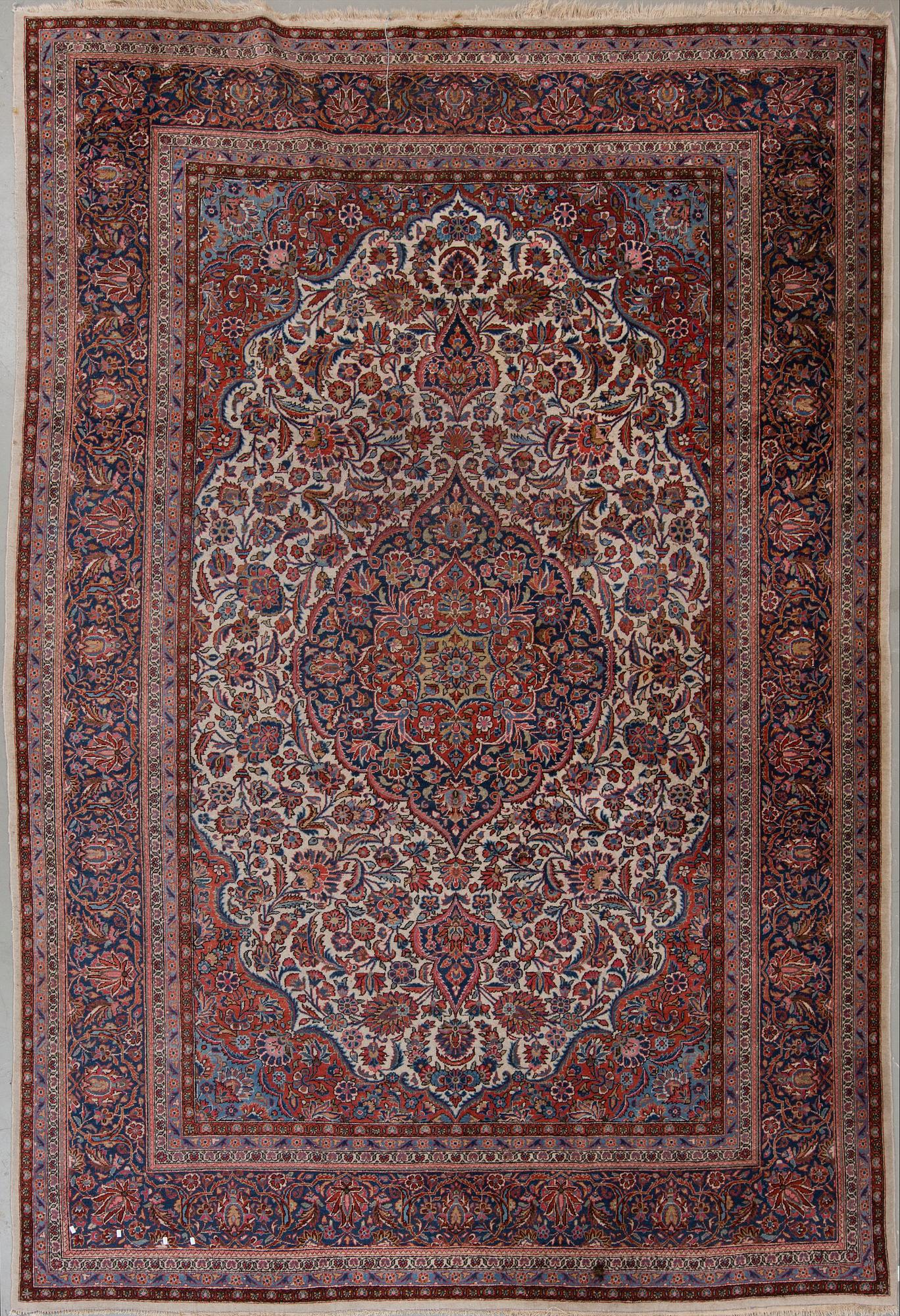 MATTA, semiantik Keshan. Ca 370x254 cm.