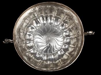 SKÅLAR, 2 st, silver, en med svenska konstrollstämplar, 1900-talets första hälft. Tot vikt ca cirka 658 gram.