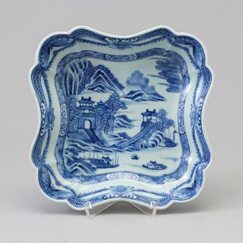 A blue and white export porcelain serving bowl, Qing dynasty, Qianlong (1736-95).