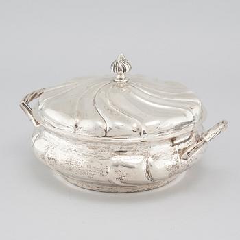 A silver bowl with lid from C G Hallberg in Stockholm, 1920.