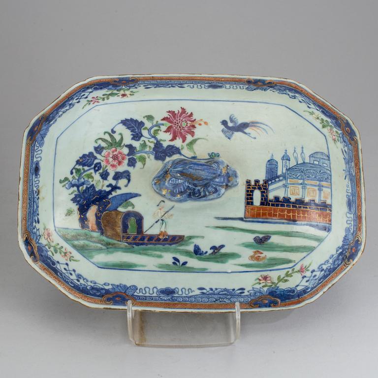 A clobbered, blue and white tureen, Qing dynasty, Qianlong (1736-95).