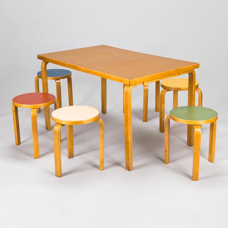 Alvar Aalto, pöytä, malli 82 ja jakkaroita, 6 kpl, malli 66, O.Y. Huonekalu-ja Rakennustyötehdas A.B. 1950-luku.