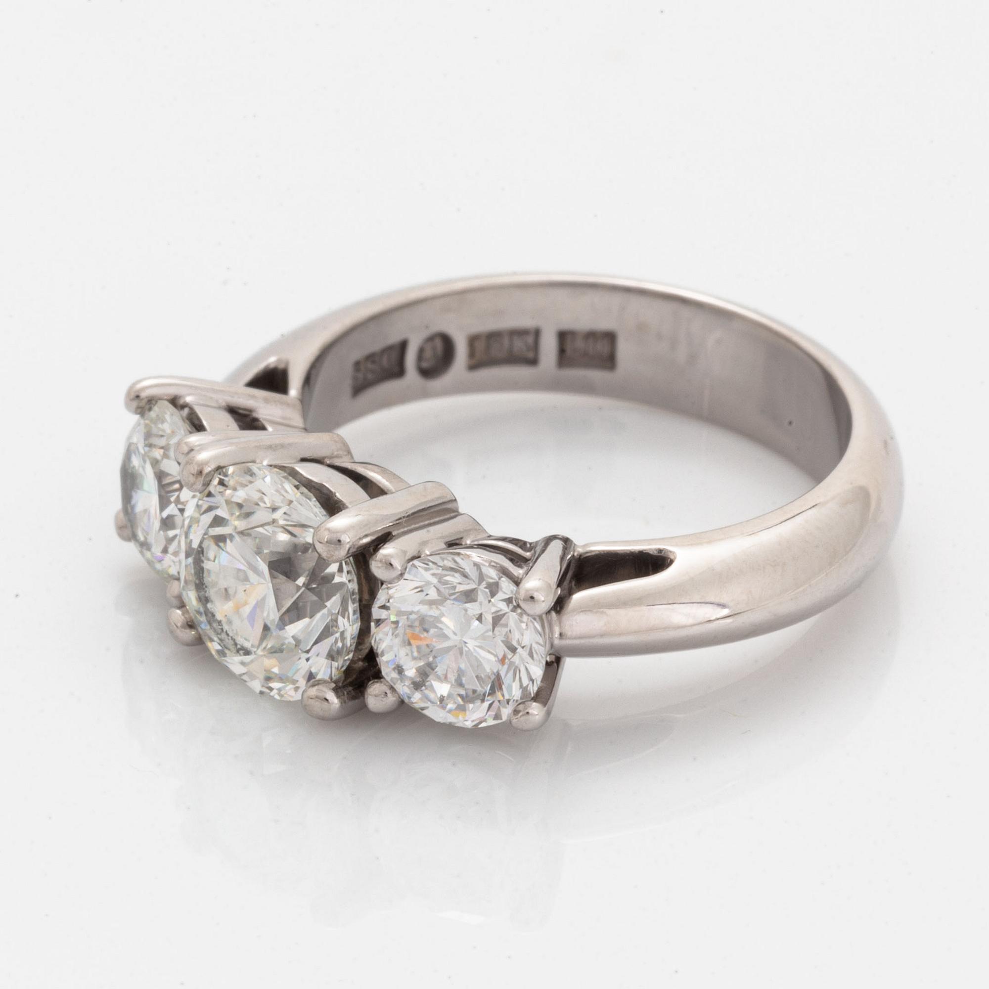 An 18K white gold ring set with round brilliant-cut diamonds.