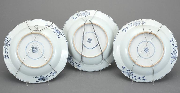 TALLRIKAR, 3 st, porslin, Kina, Qianlong (1736-95).