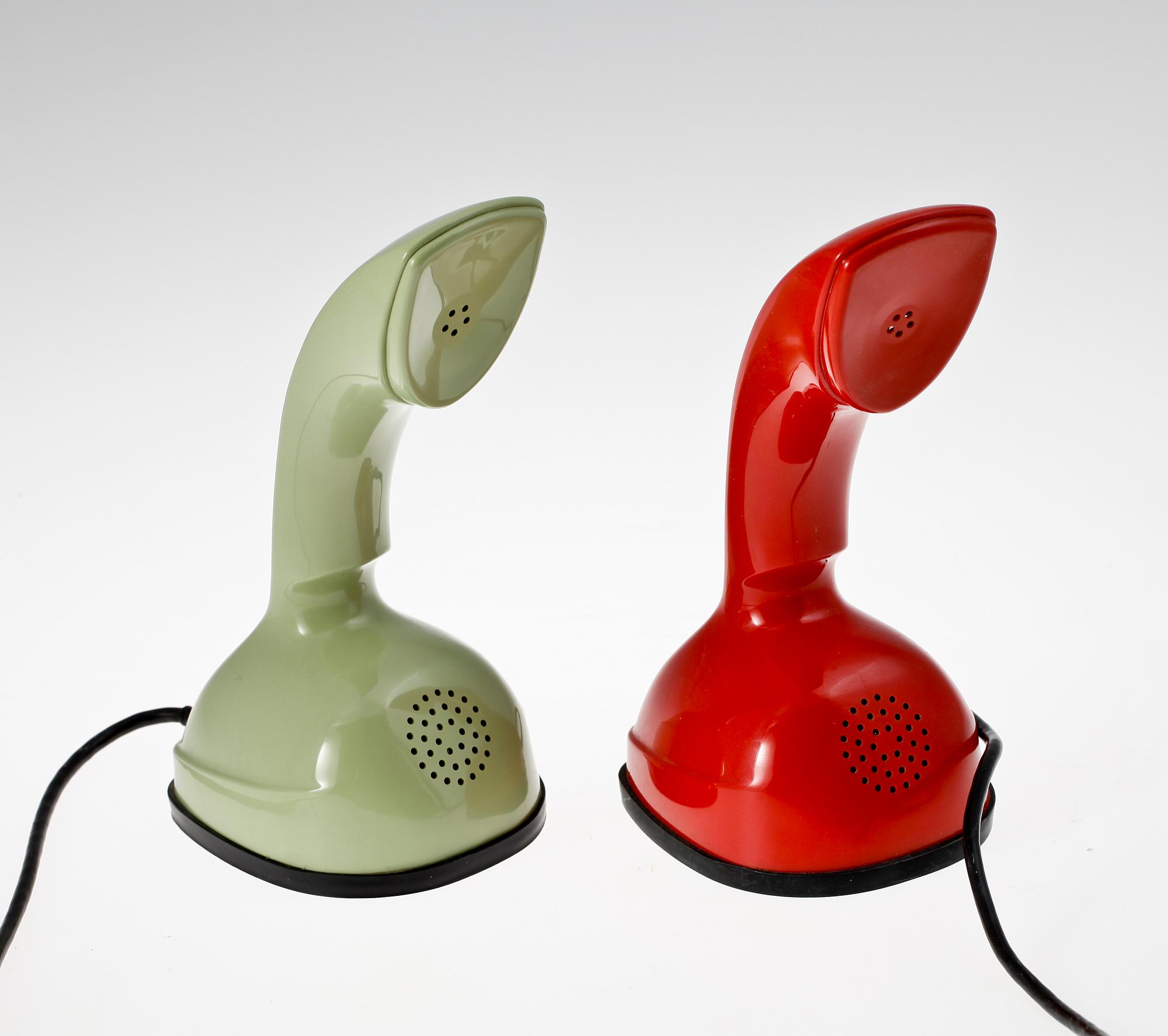 TELEFONER, 2 st, "Cobra" el. "Ericofon", design Hugo Blomberg, Ralph Lysell och Gösta Thames för LM Ericsson.