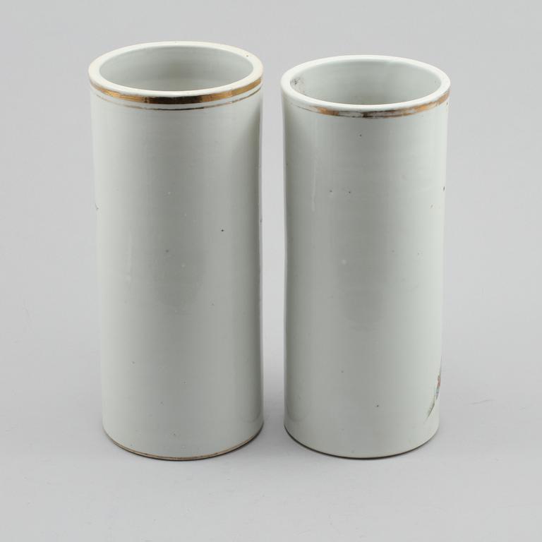 PENSELSTÄLL, 2 st, porslin, Kina, 1900-tal.
