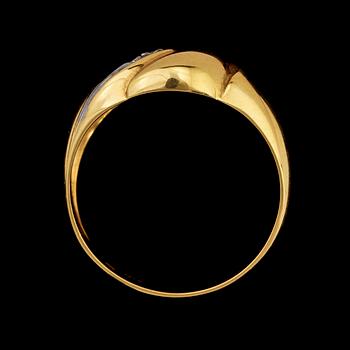 RING, 18k guld med 2 små fasettslipade diamanter, 1900/2000-tal. Vikt 3 g.