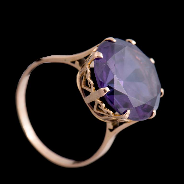 RING, 14K guld, syntetisk safir. Vikt ca 6,2 g.