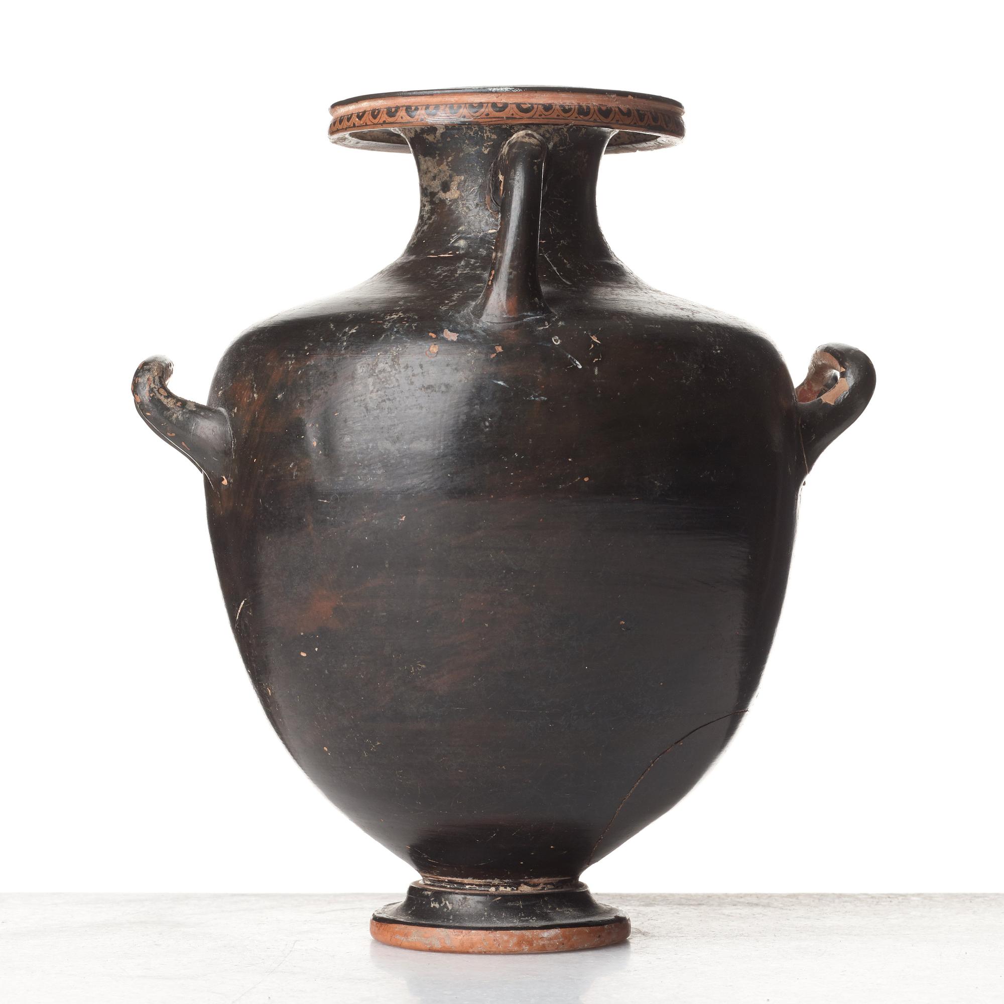 HYDRIA, lergods. Grekisk, Rödfigurig, troligen omkring 300-tal f. Kr.