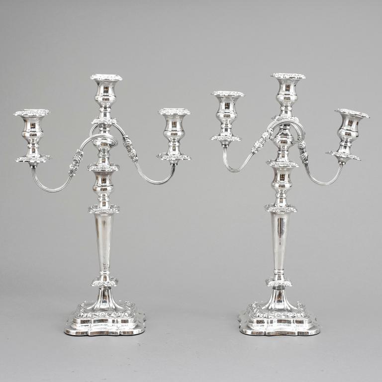 KANDELABRAR, ett par , nysilver, Sheffield, England. 1900-talets första hälft.