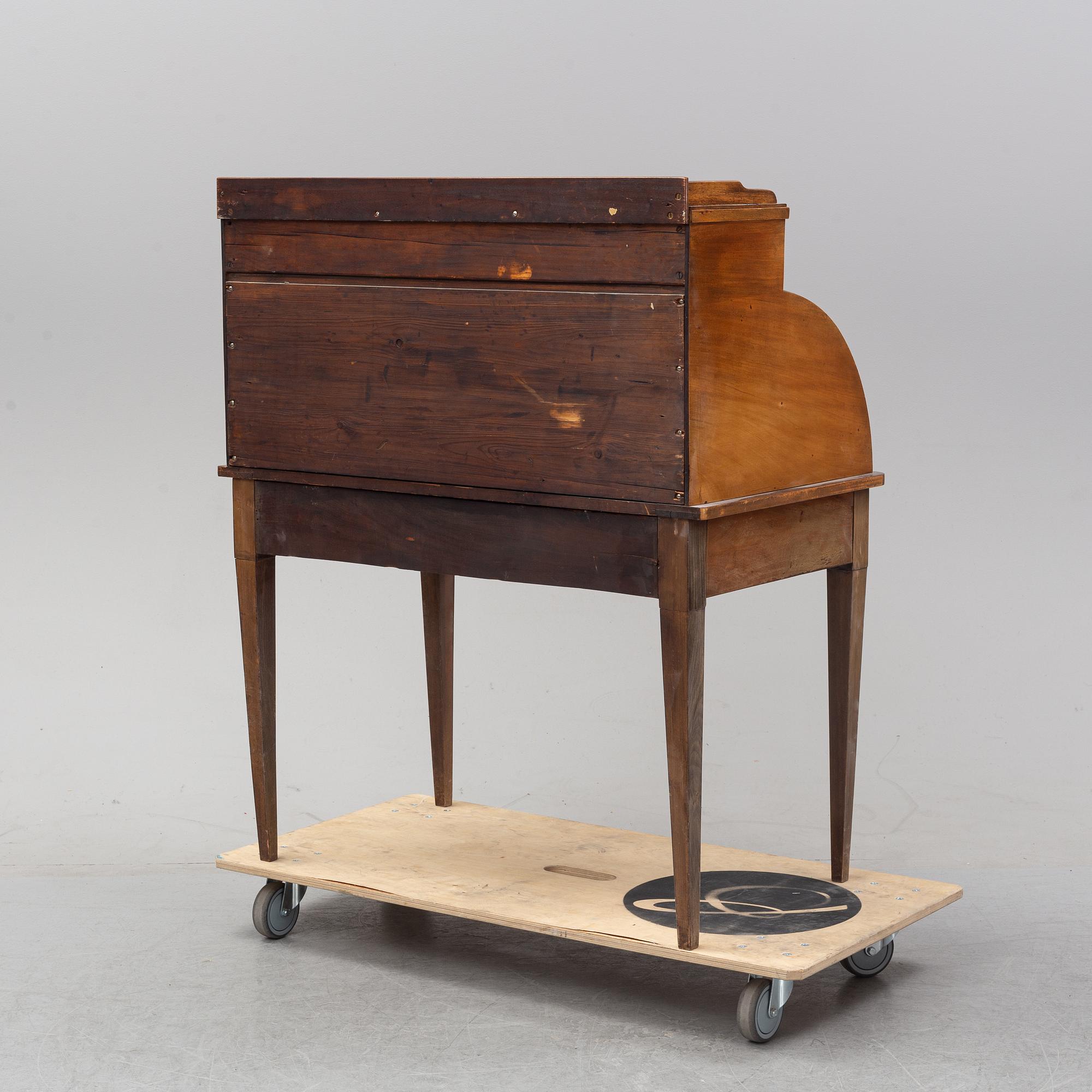 A Louis XVI style mahogany marquetry cylinder bureau, first half of the 20th century.