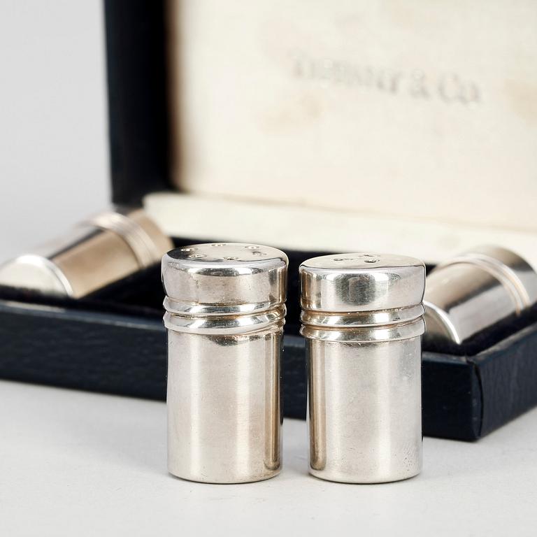 PEPPAR- OCH SALTKAR, 4 delar, sterlingsilver, Tiffany & Co, 1900-tal. Tot vikt ca 38g.