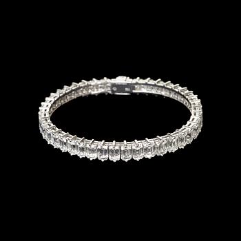 ARMBAND, 43 lätt doserade smaragdslipade diamanter, tot. 21.60 ct, enl. gravyr, vardera sten ca 0.50-0.60 ct. 1970-tal.