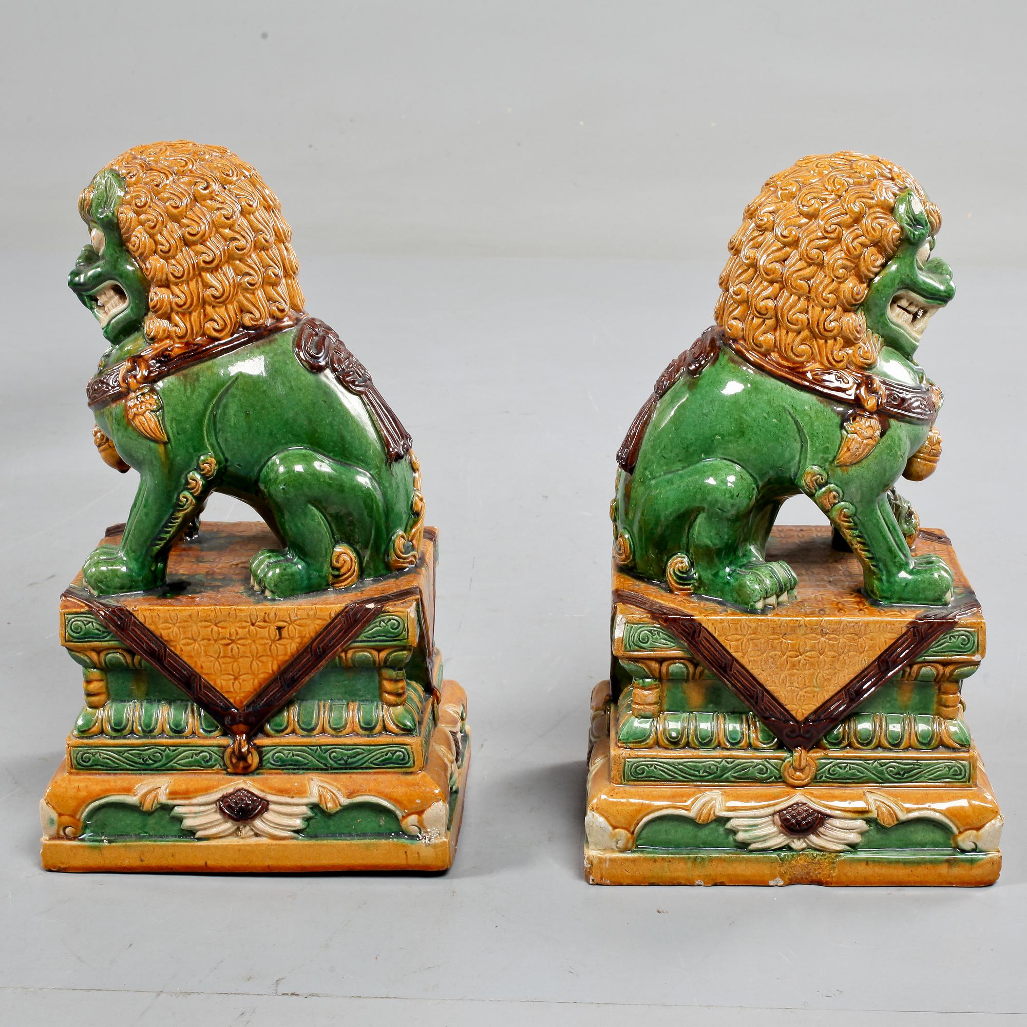 FOHUNDAR, ett par, glaserad gjutmassa, Kina, 1900-talets senare del.