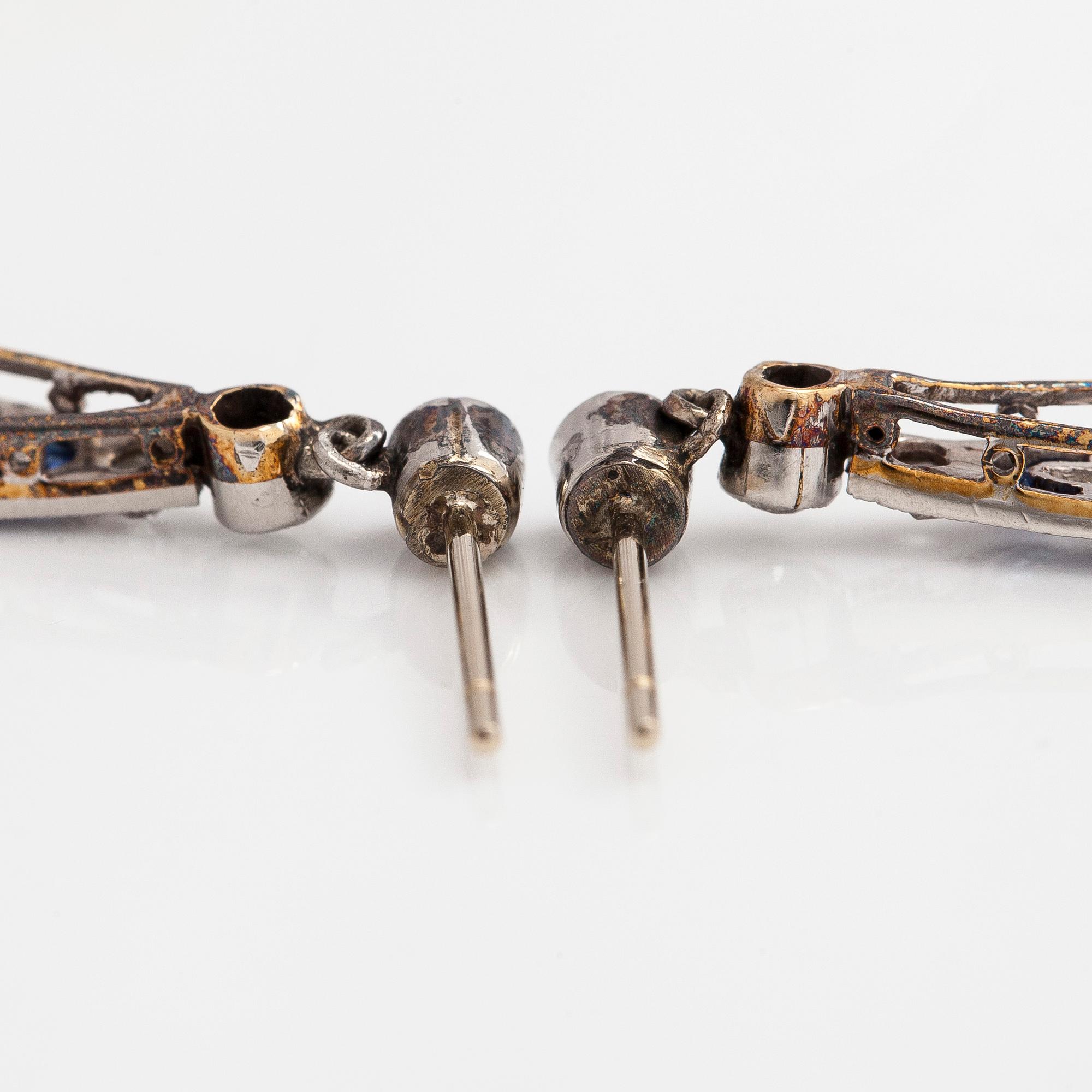 Örhängen, platina, 18K guld, gammalslipade och rosenslipade diamanter, syntetiska safirer och pärlor.