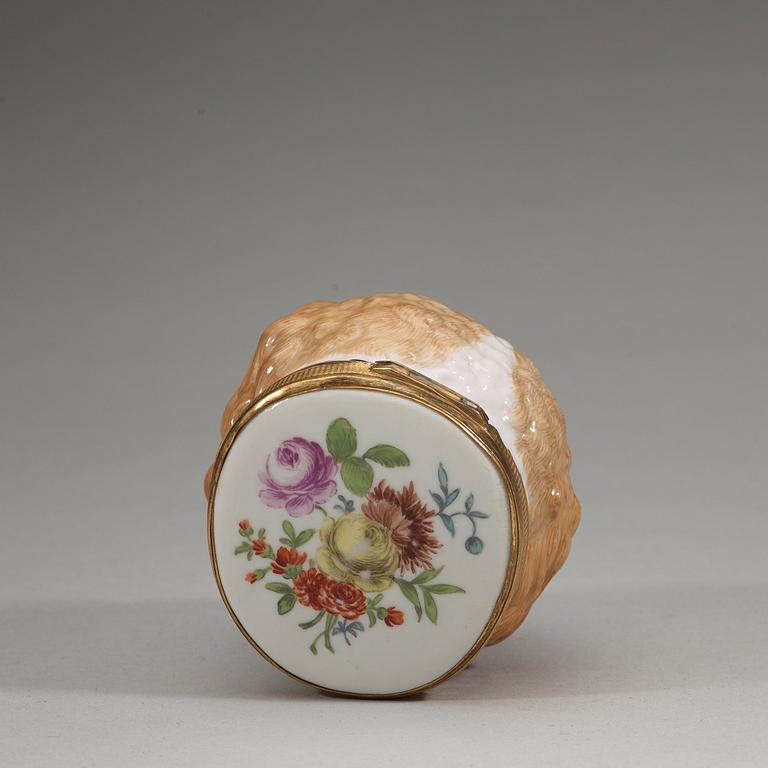TOBAKSDOSA, porslin. Kungl. Dansk, omkring 1793.