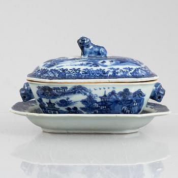 A blue and white export porcelain butter dish with stand and dover, China, Qianlong (1736-95).