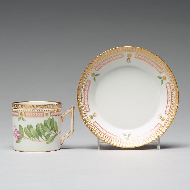 KAFFEKOPPAR med FAT, åtta stycken, porslin. "Flora Danica", Royal Copenhagen, Danmark.