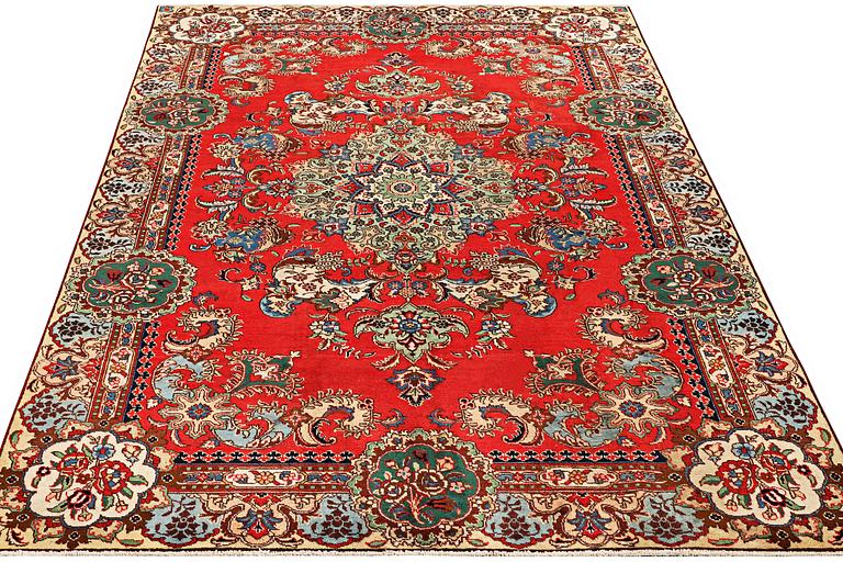 A carpet, Tabriz, ca 318 x 211 cm.