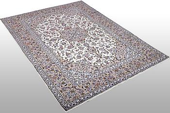 A carpet, Kashan, ca 291 x 203 cm.