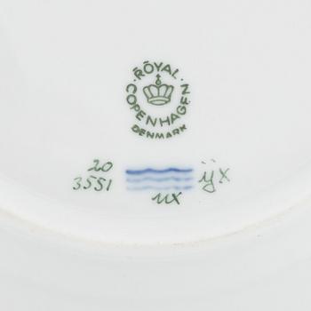 Assiett samt äggkopp, "Flora Danica", Royal Copenhagen, Danmark, 1985-1991.