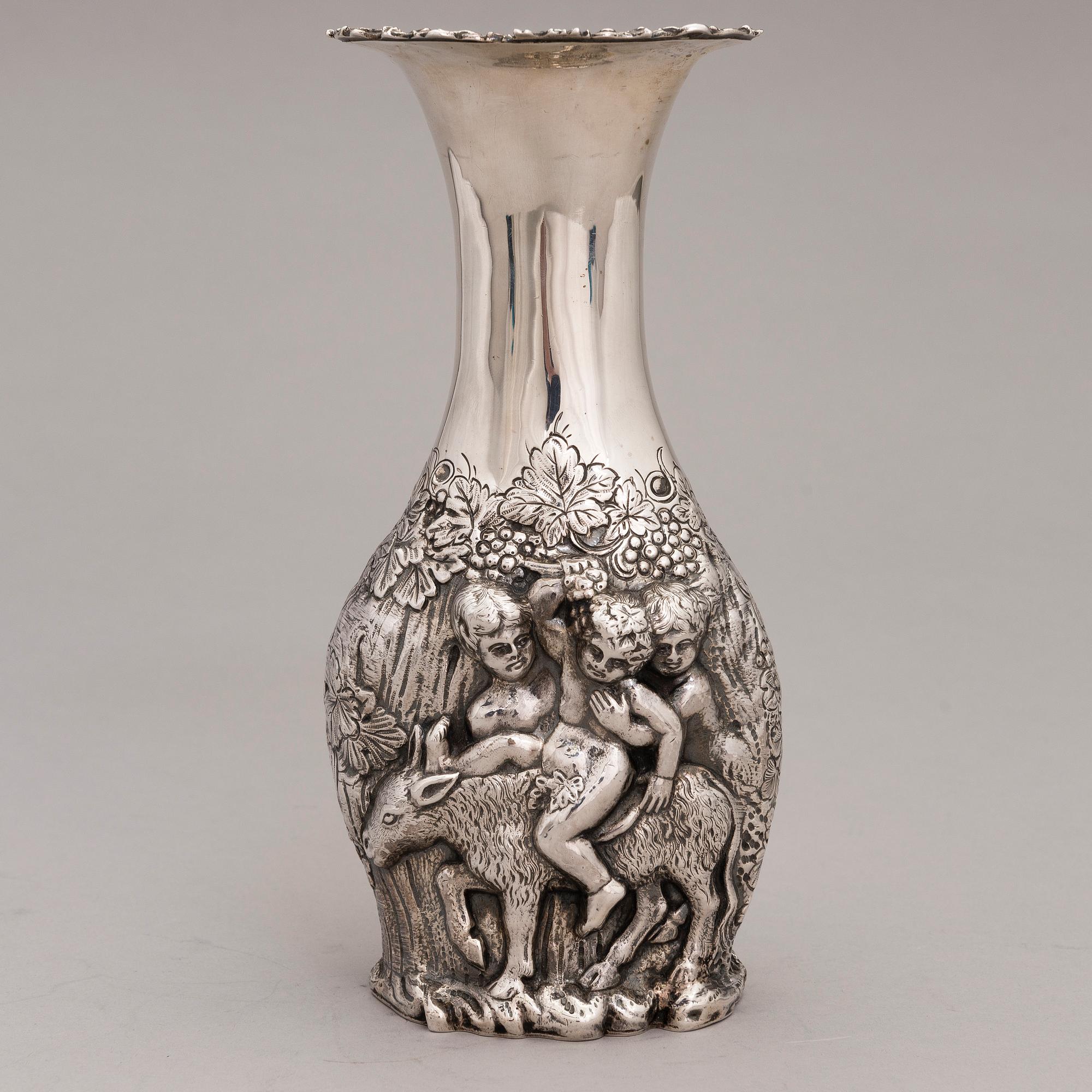 A sterling silver vase, mark of William Comyns & Sons, London 1903.