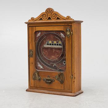 Spelautomat, vägghängd, tidigt 1900-tal.