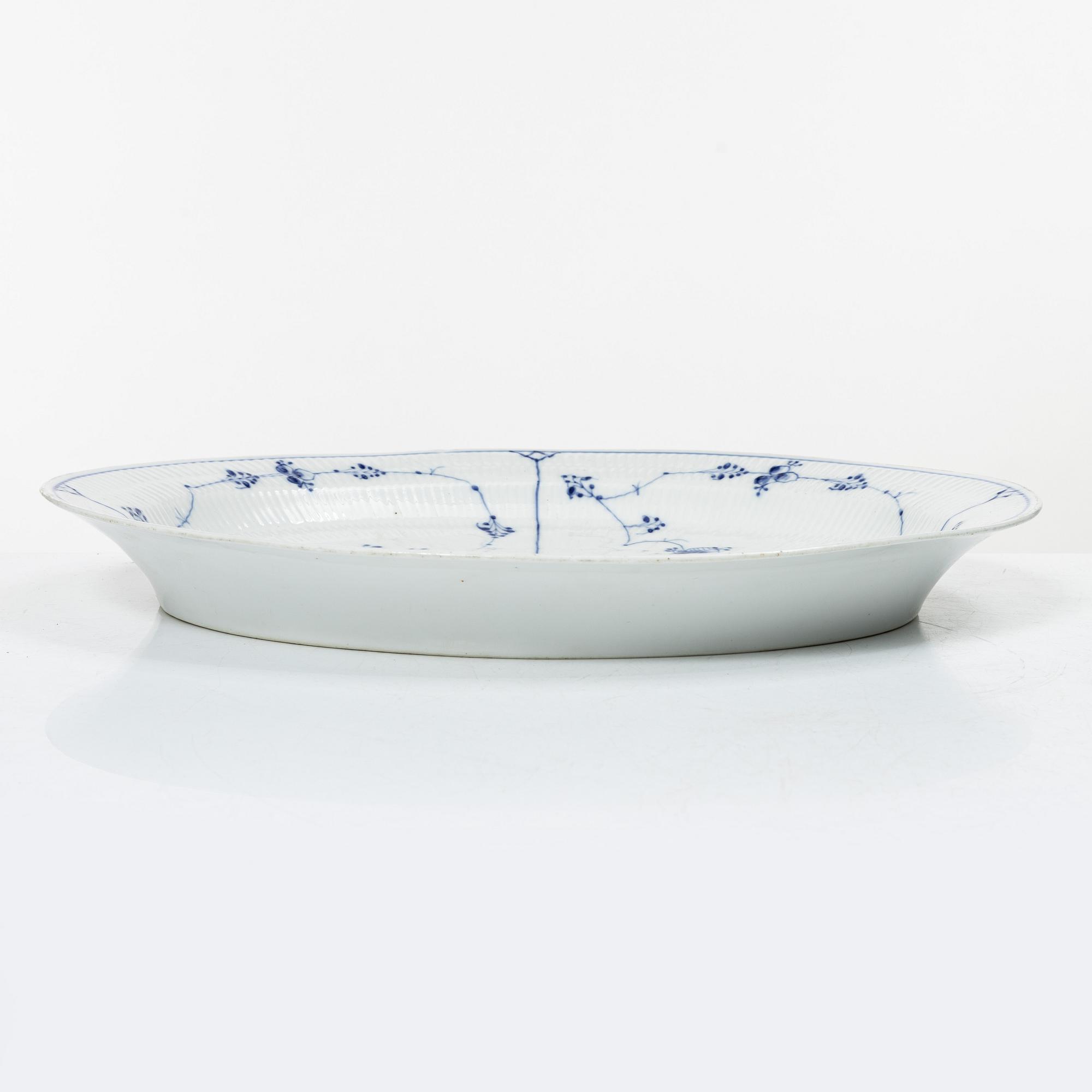 A large 'Blue Fluted Plain' porcelain serving dish, Royal Copenhagen, model 101, 1898-1923.