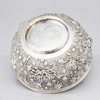 A Chinese Export silver bowl, marked Wang Hing, circa 1900. Weight 