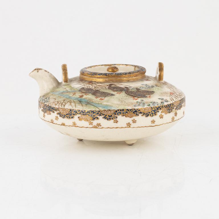 A small Satsuma teapot, probably Meiji (1868-1912).