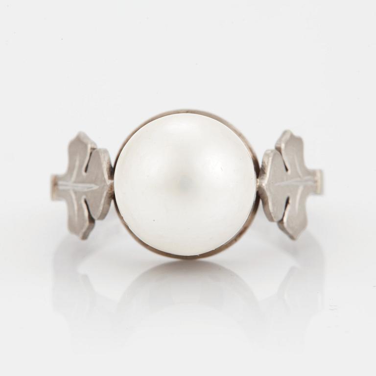 Wiwen Nilsson, ring, 18K vitguld med pärla, Lund 1958.