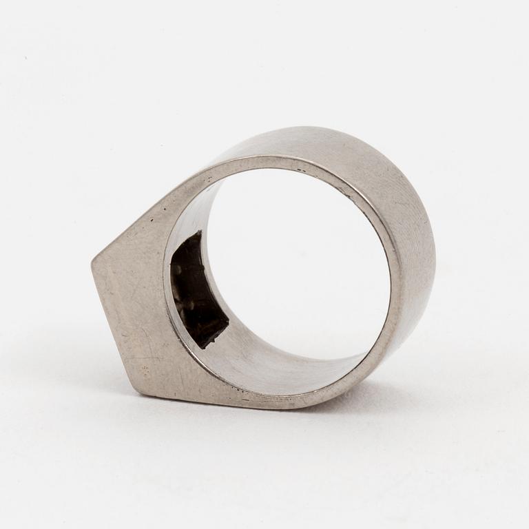 RING med briljantslipade diamanter.