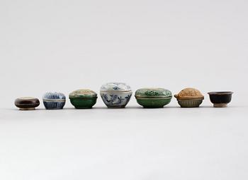 LOCKDOSOR, 6 st samt SKÅL, keramik, stengods, Kina, Ming 1300-/1600-tal.