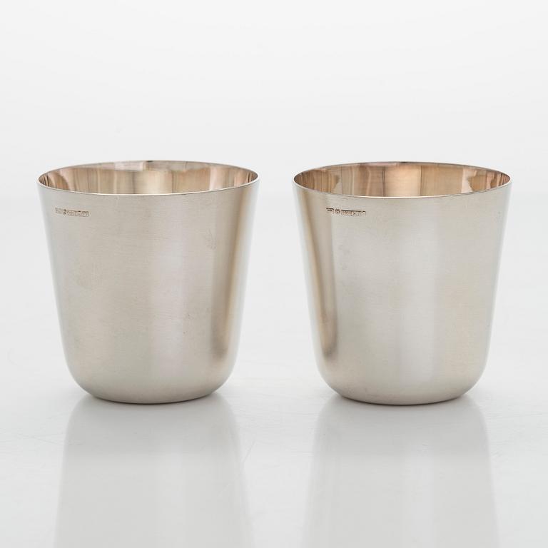 A silver punch bowl with ladle and six beakers, Auran Kultaseppä, Turku 1975-76. In original wooden box.
