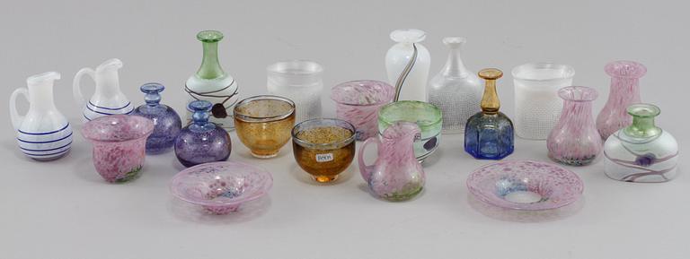 MINIATYRER, 21 st, glas, Bertil Vallien och Ulrica Hydman-Vallien, Kosta Boda, signerade och numrerade.