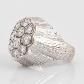 Bucherer ring 18K vitguld med runda briljantslipade diamanter total vikt ca 1.50 ct.