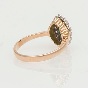 RING, markisslipad smaragd, briljantslipade diamanter, 14K guld. Matti Valkila, Helsinki 1995.