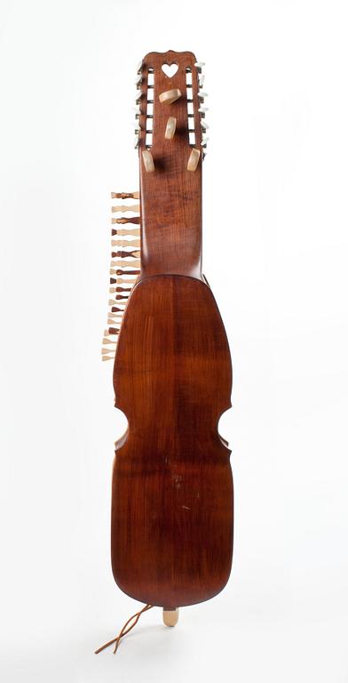 NYCKELHARPA MED STRÅKE, bär dat 1979.