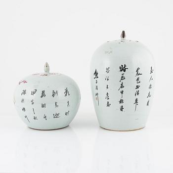 A Chinese umbrellastand, two jars with cover and a pair of vases/table lamps, 20th century.