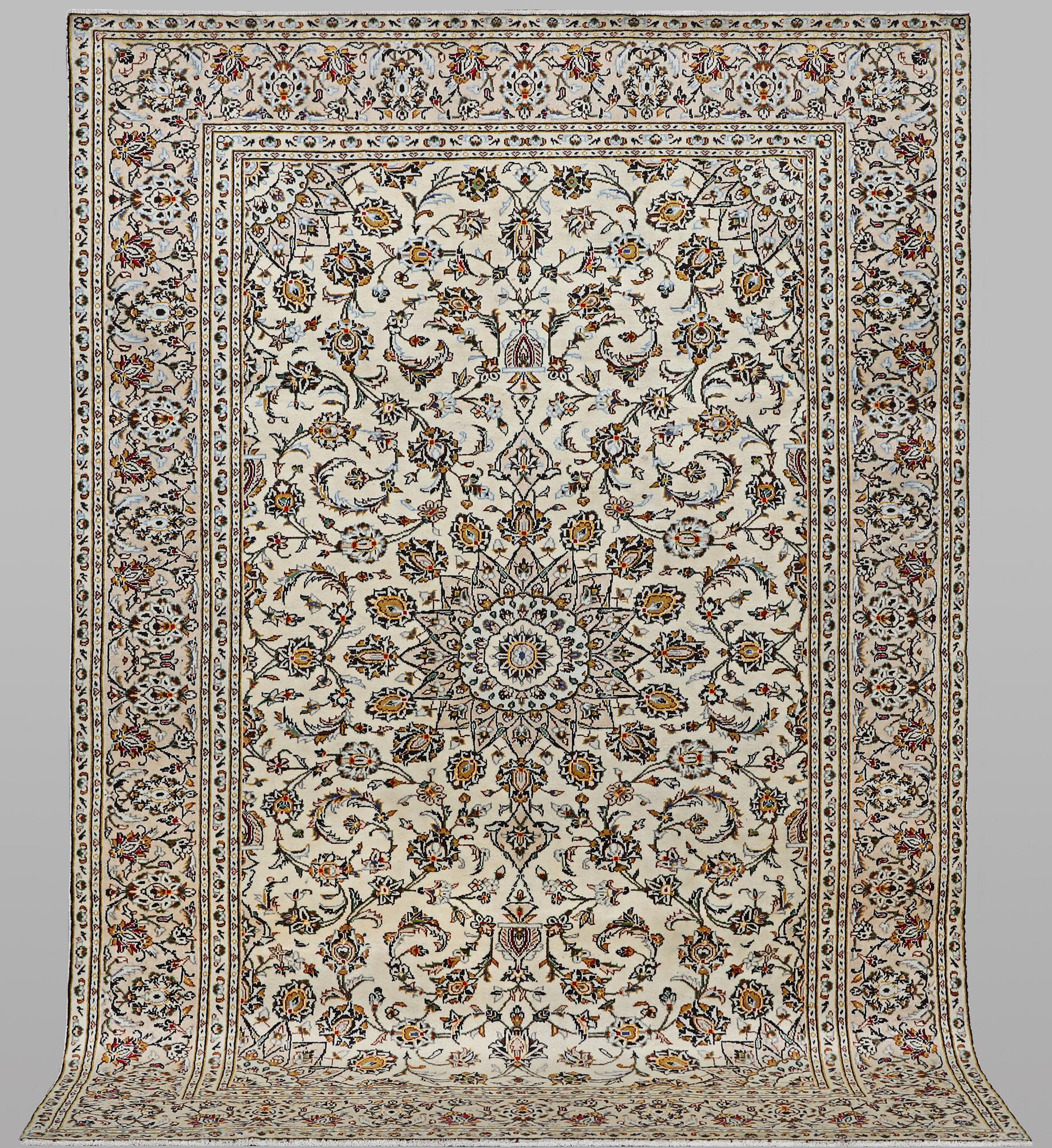 A carpet, Kashan, ca 289 x 188 cm.