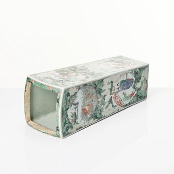 A Chinese rectangular famille verte vase, Qing dynasty, Kangxi (1662-1722).