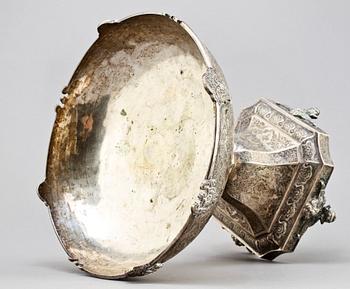 SKÅL PÅ FOT, silver, orientalisk, 1900-tal. Vikt 1600 g.