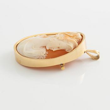 Brooch/pendant and earrings, a pair, 18K gold with shell cameo.