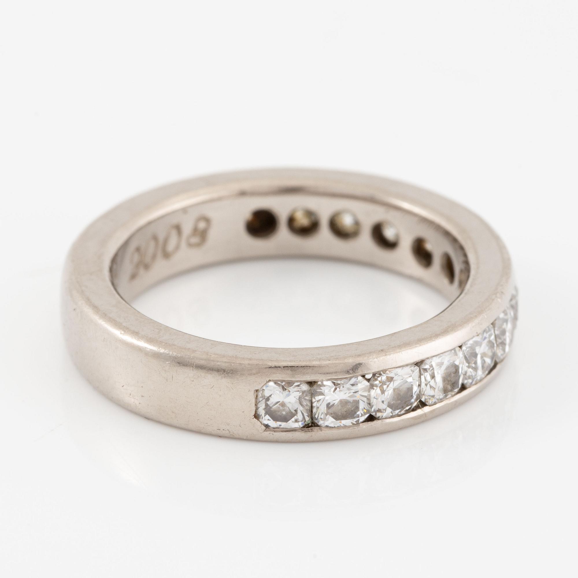 Ring 18K white gold set with diamonds.