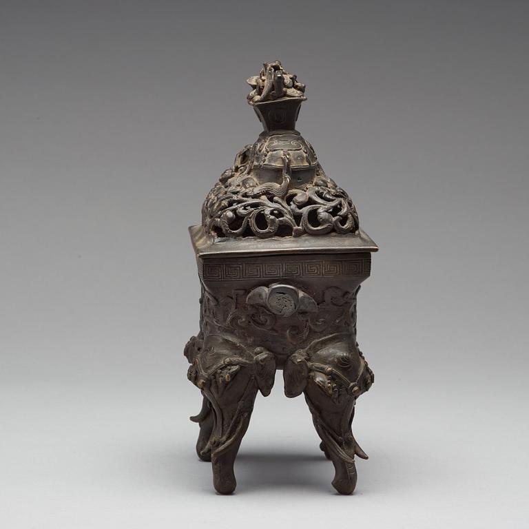 RÖKELSEKAR med LOCK, brons. Sen Qingdynasti, 1800-tal.