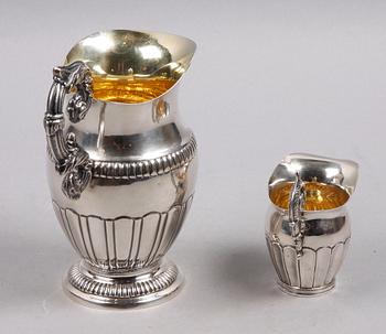 MJÖLK- RESP GRÄDDKANNA, 2 st, empire, Mattias Helén, Västervik resp Gustaf Folcker, Stockholm. 1845 resp 1844.