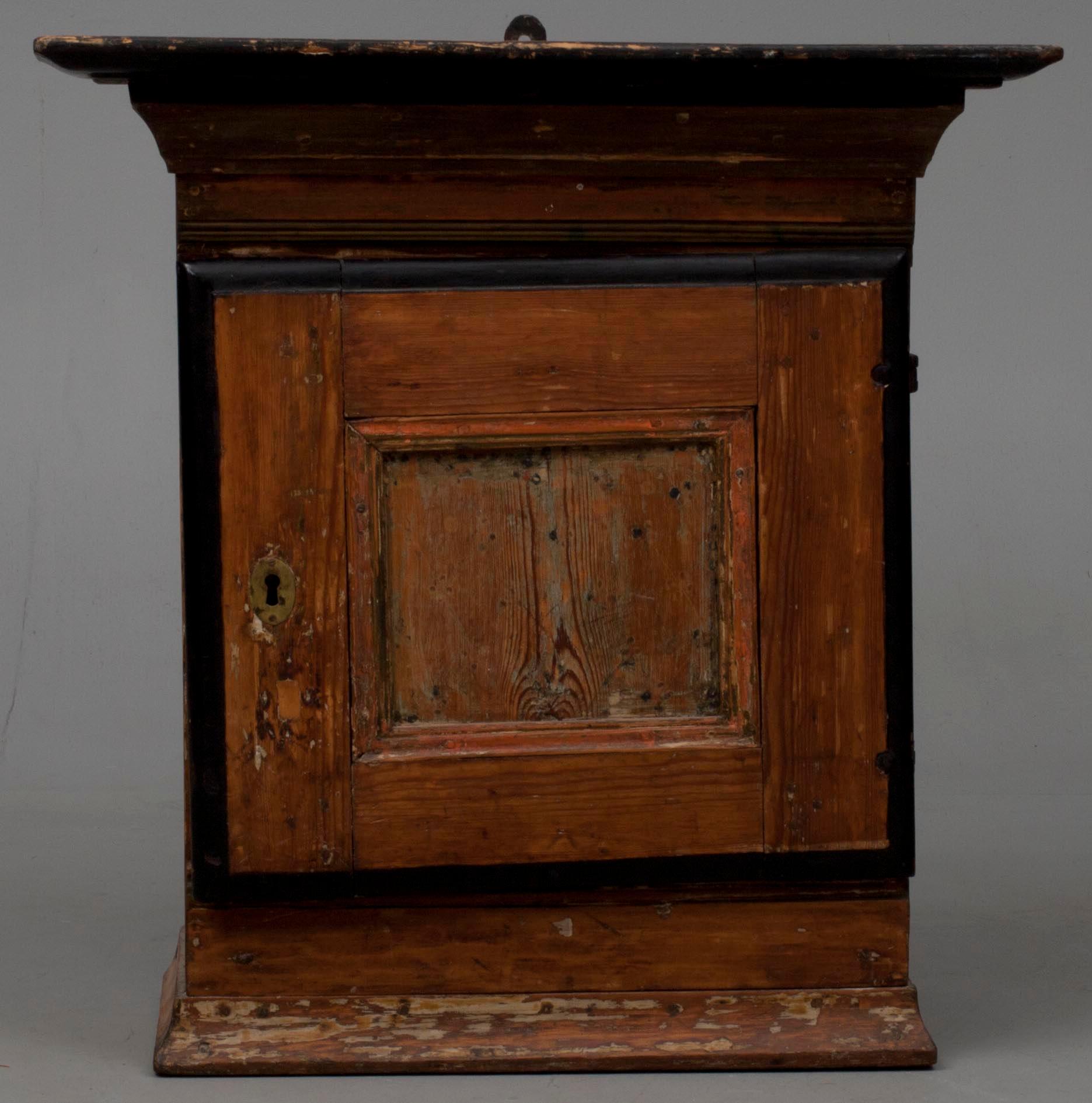 VÄGGSKÅP, allmoge, 1800-luku.