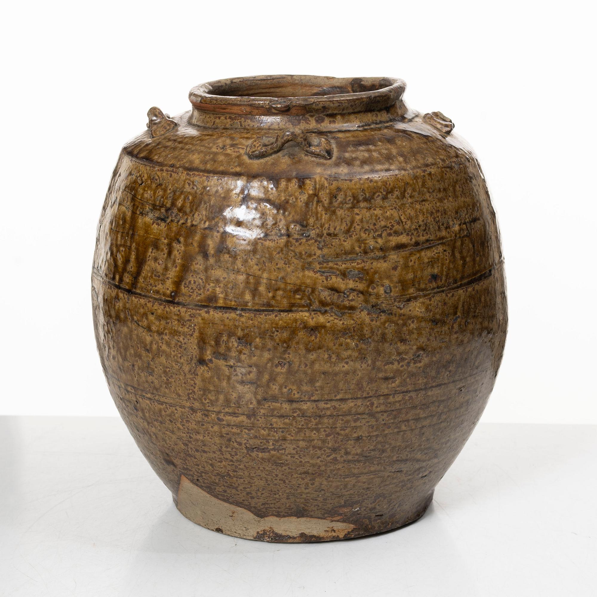 Kruka, glaserat stengods, Sydostasien, sen Mingdynasti/Qingdynasti.