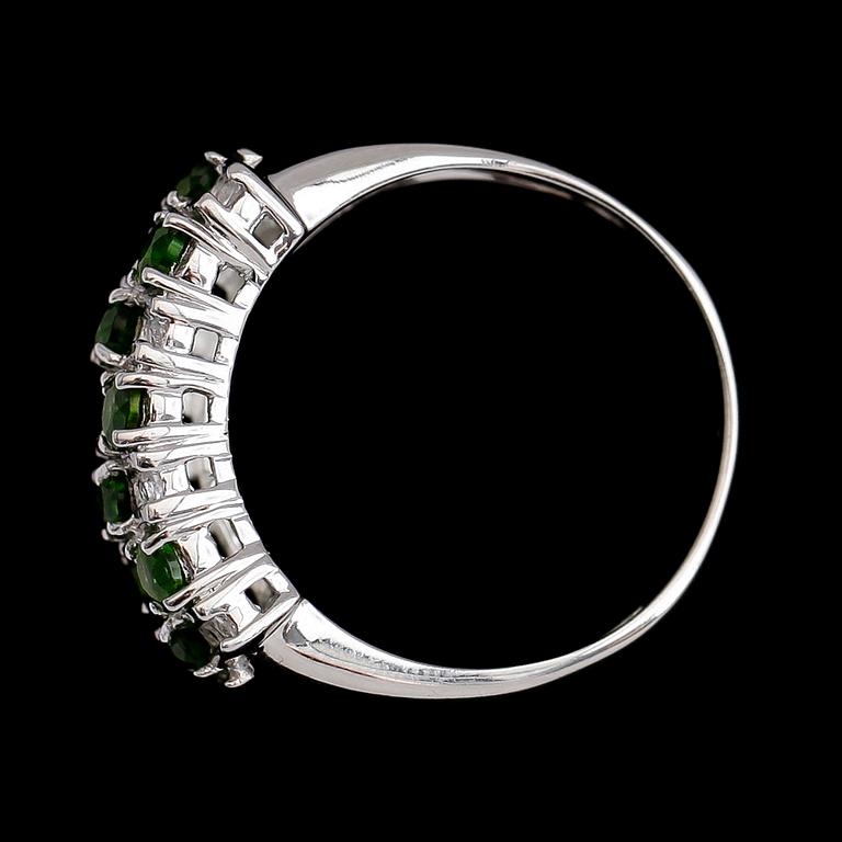 RING, sterlingsilver, vita topaser och gröna diopsider. Vikt ca 4,1 g.